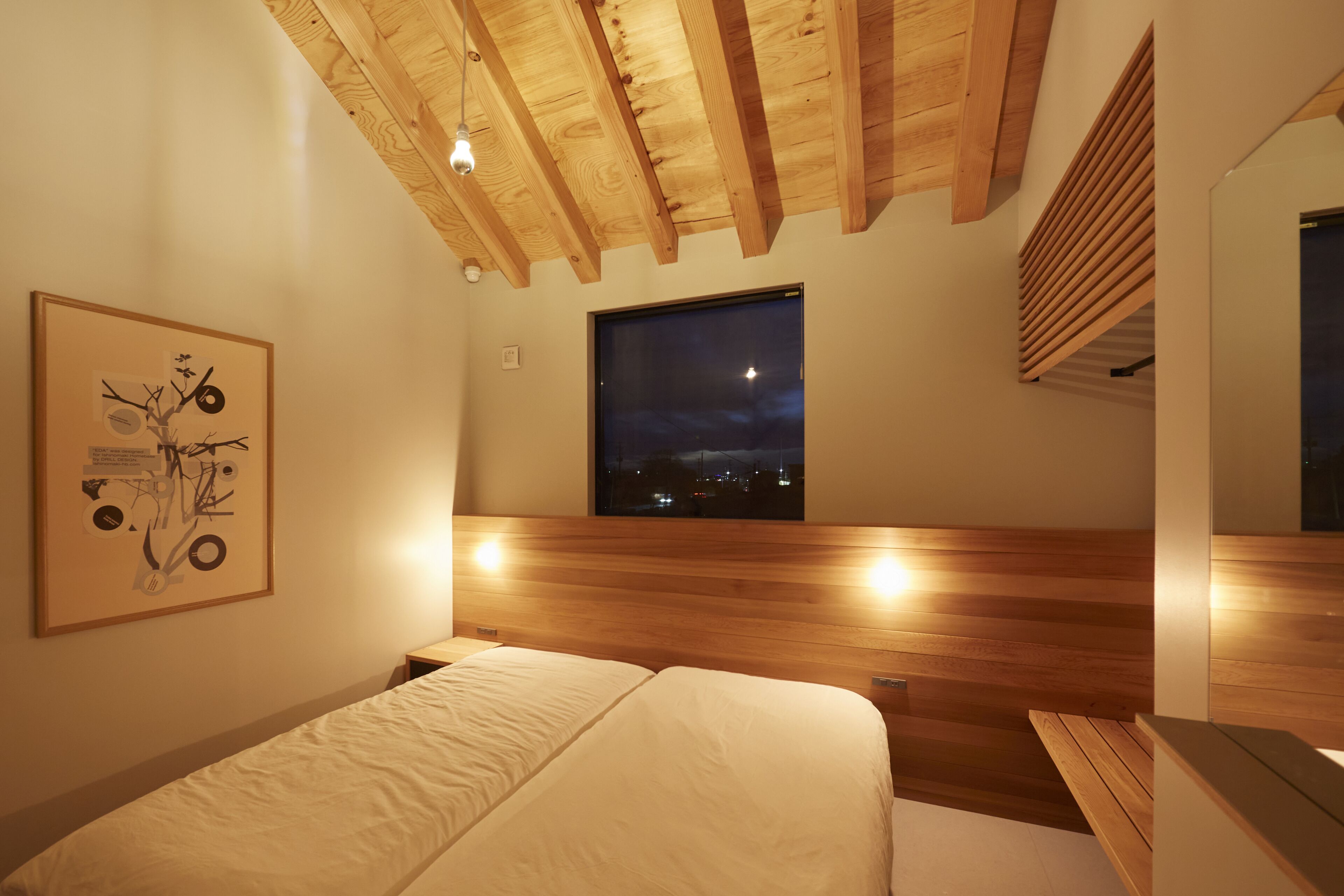 Habitación básica con 2 camas individuales (Eda) | Decoración personalizada, muebles diferentes y ropa de cama 