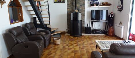 Télévision, table de tennis de table, chaîne hi-fi