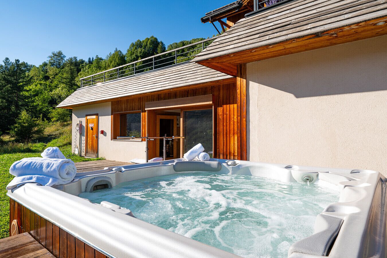 Outdoor spa tub