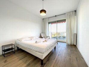 2 bedrooms, iron/ironing board, WiFi, bed sheets - (056) City trip experience at Le Forum (Antibes)