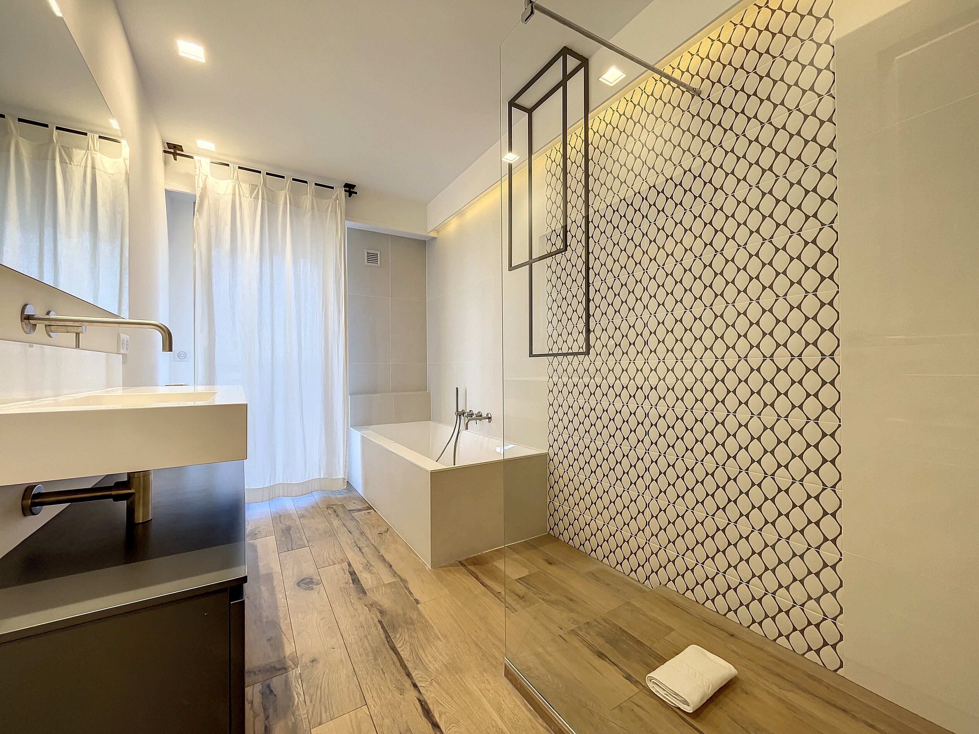 Bathtub, hair dryer, towels