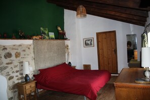 3 bedrooms, iron/ironing board, travel cot, free WiFi