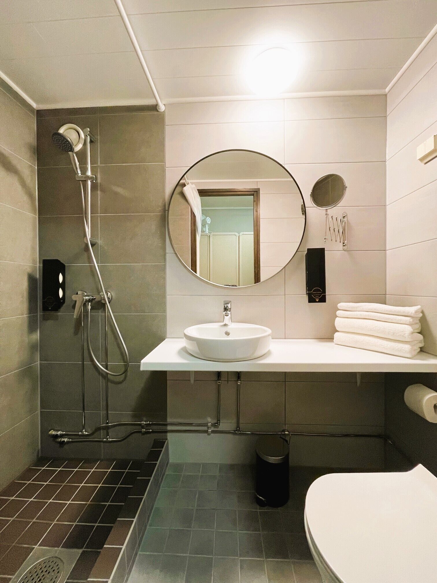 Classic Double Room, Lake View | Bathroom | Shower, hair dryer, towels, soap