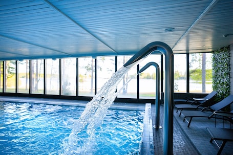 游泳池瀑布. Herttua酒店和SPA