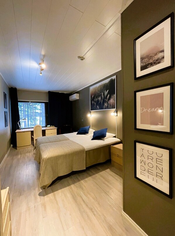 A bedroom with two beds, a desk, and a window. - Herttua Hotel and Spa (Savonlinna)