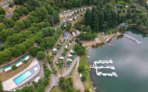 สระว่ายน้ำกลางแจ้งเปิดตามฤดูกาล, เก้าอี้อาบแดด��ริมสระ