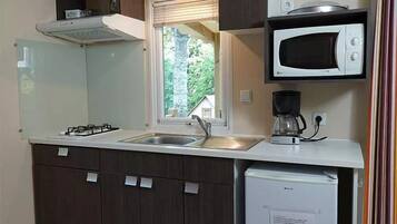 Romantic Mobile Home | Private kitchen | Fridge, microwave, stovetop, cookware/dishes/utensils