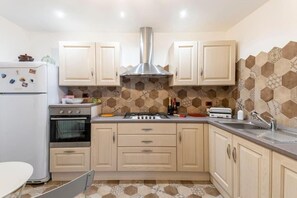 Kühlschrank, Ofen, Herdplatte, Geschirrspüler