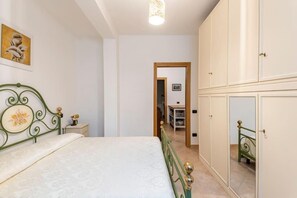 3 bedrooms, desk, free WiFi, bed sheets