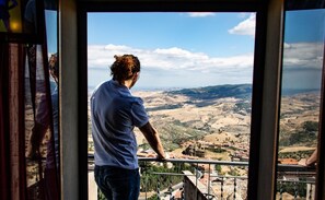 Panoramic Cabin | Desk, free WiFi, bed sheets