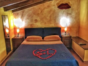 Romantic Cabin | Desk, free WiFi, bed sheets