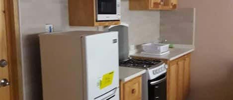 Refrigerador, microondas, placa de cocina, utensilios de cocina