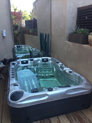 Outdoor spa tub - In the heart of Begur, unique and authentic! (Begur)