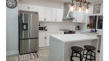 Mikrovågsugn, ugn, spishäll och pappersservetter