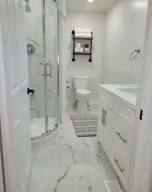 Dusche, Haartrockner, Handtücher, Shampoo