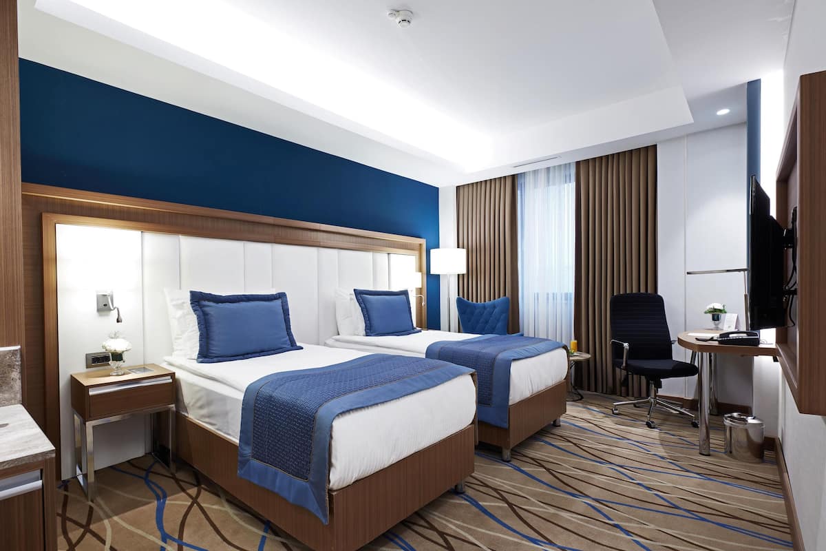 1 Schlafzimmer, hochwertige Bettwaren, Zimmersafe, Schreibtisch