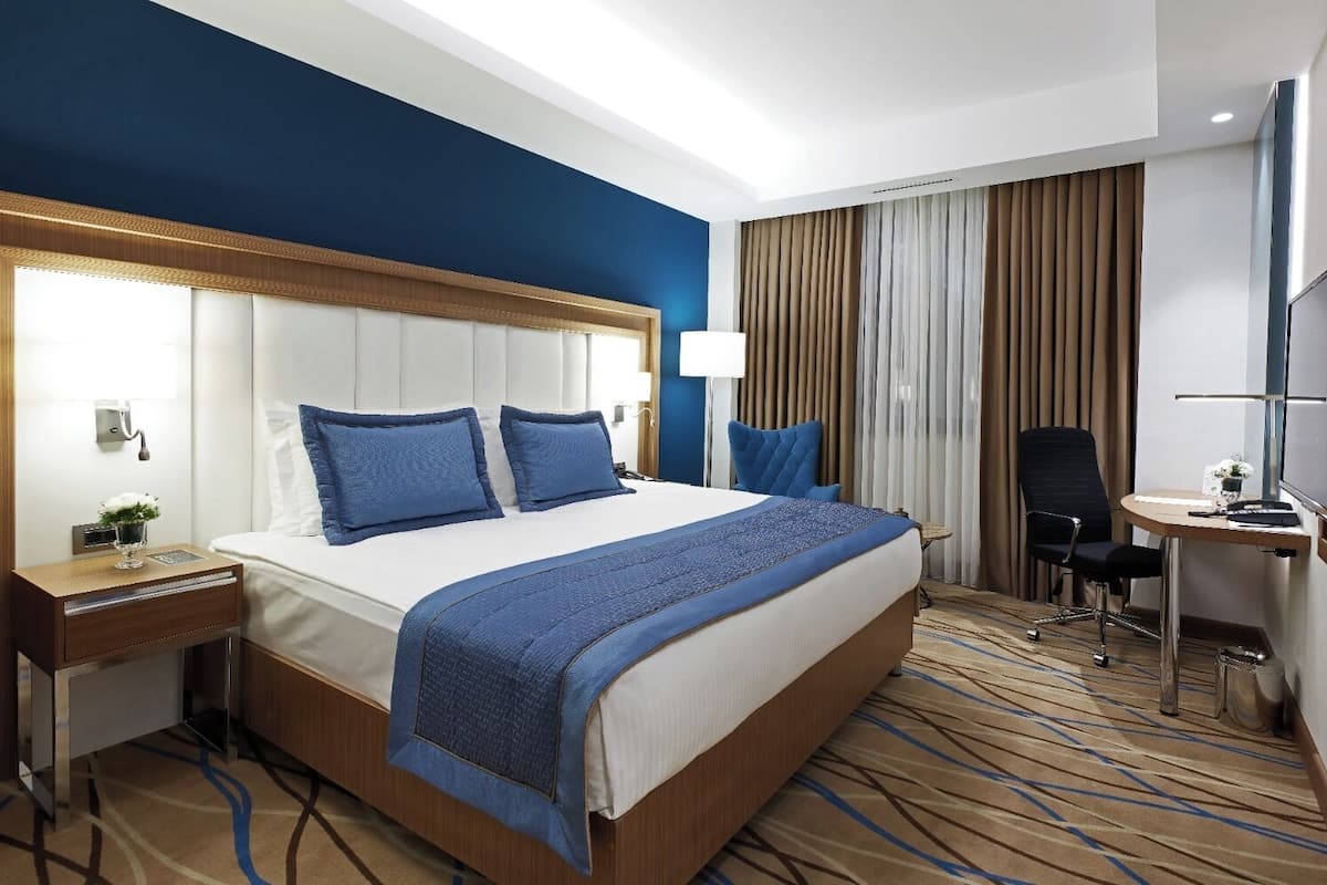 Deluxe French Room | 1 Schlafzimmer, hochwertige Bettwaren, Zimmersafe, Schreibtisch