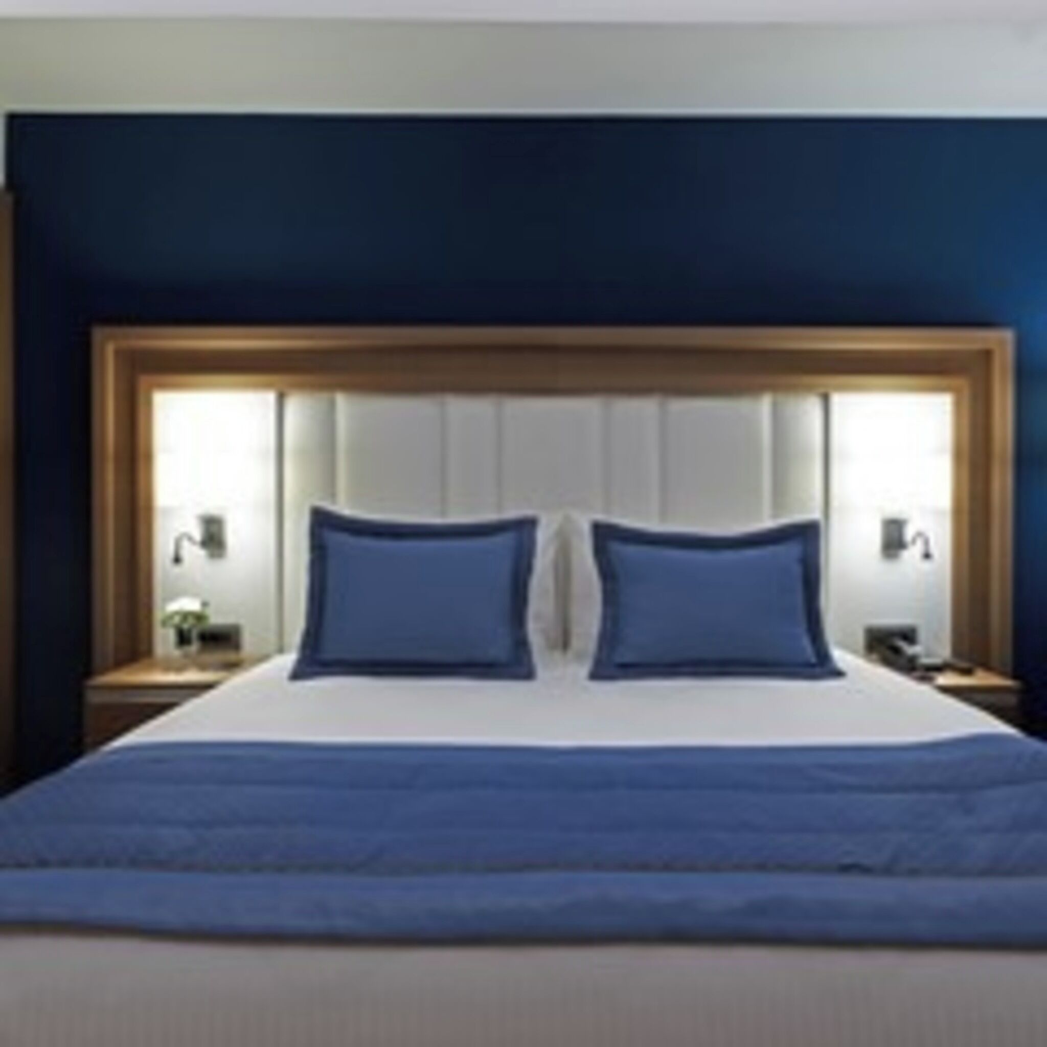 Premium bedding, in-room safe, desk, laptop workspace