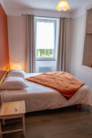 4 habitaciones, tabla de planchar con plancha y cuna de viaje