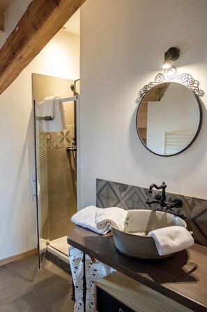 Een douche, een haardroger, handdoeken, zeep