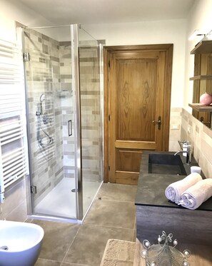 Douche, sèche-cheveux, bidet, serviettes fournies