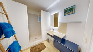 Shower, hair dryer, towels, soap - Magnificent waterfront apartment (Grand-Case)