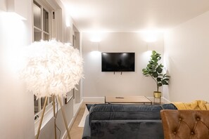 Departamento Deluxe | Área de sala de estar | Televisión de 42 pulgadas con canales por cable 