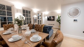 In-room dining - Three Bed Apts near Spitalfields Mkt (London)
