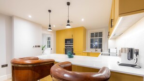 Deluxe Apartment | Private kitchen | Full-size fridge, microwave, oven, stovetop - Three Bed Apts near Spitalfields Mkt (London)