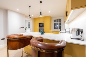 Deluxe Apartment | Private kitchen | Full-size fridge, microwave, oven, stovetop - Three Bed Apts near Spitalfields Mkt (London)