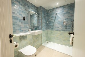 Deluxe Apartment | Bathroom shower - Three Bed Apts near Spitalfields Mkt (London)