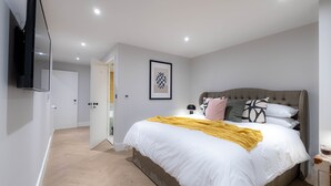 Deluxe Apartment | 3 bedrooms, laptop workspace, WiFi (free), bed sheets - Three Bed Apts near Spitalfields Mkt (London)