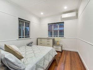 3 slaapkamers, een strijkplank/strijkijzer, gratis wifi, beddengoed