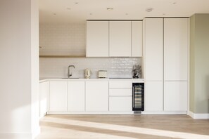 Apartment | Private kitchen | Fridge, microwave, oven, stovetop - The Wembley Apartment (Wembley)