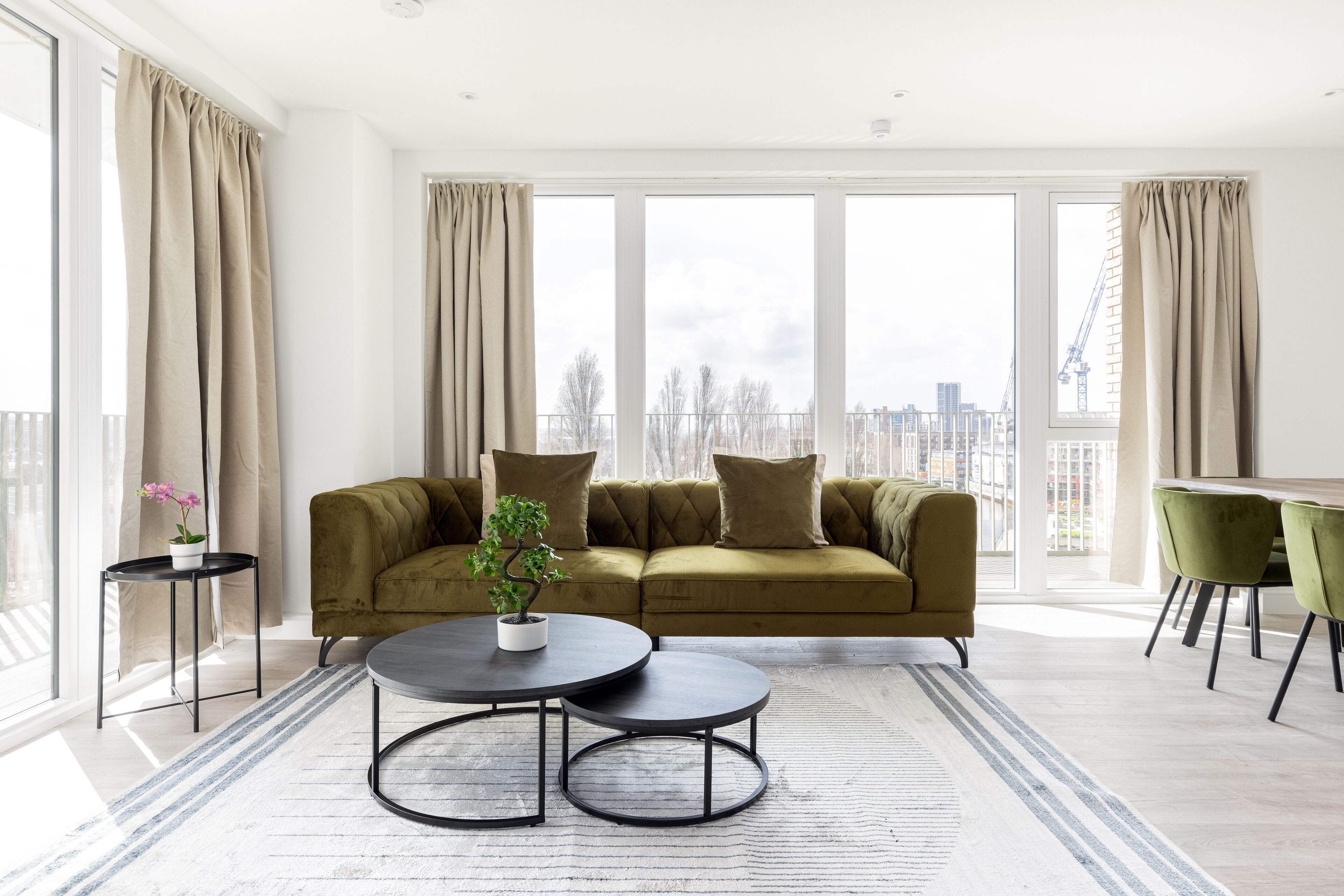 Leilighet | Oppholdsområde | En 37-tommers TV med kabel-kanaler samt Netflix og strømmetjenester