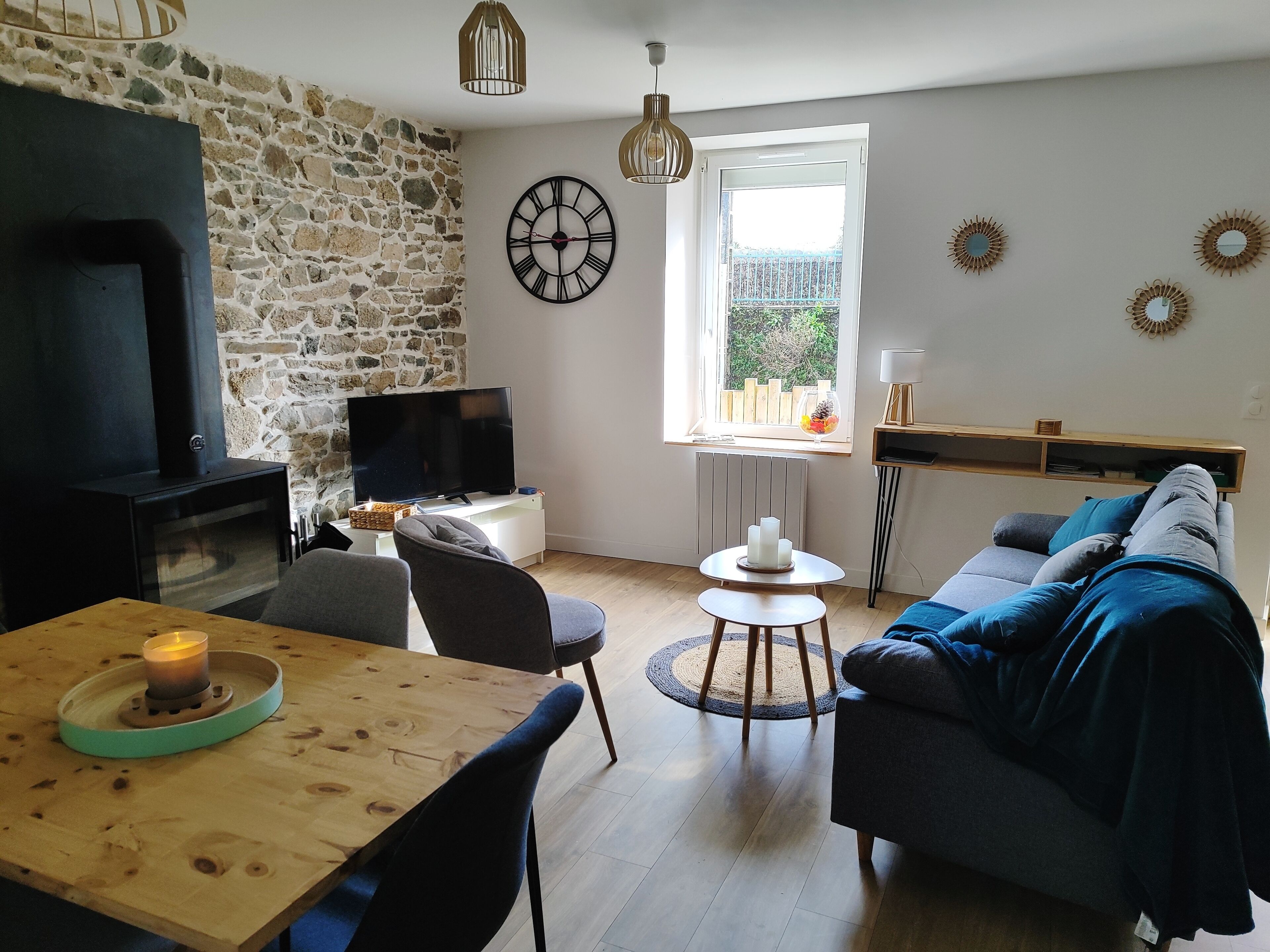 Smart-TV, Kamin, Bücher