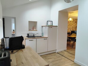 Réfrigérateur, micro-ondes, four, plaque de cuisson