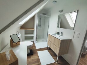 Dusche, Haartrockner, Handtücher, Seife