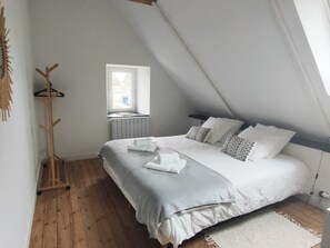 1 chambre, bureau, fer et planche Ă repasser, lit parapluie