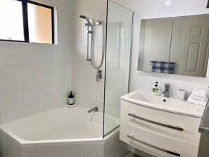 Kombinert dusj/badekar og håndklær