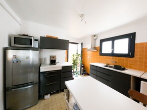 Een koelkast, een microgolfoven, een oven, een kookplaat