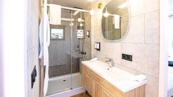 Een douche, een haardroger, handdoeken, zeep