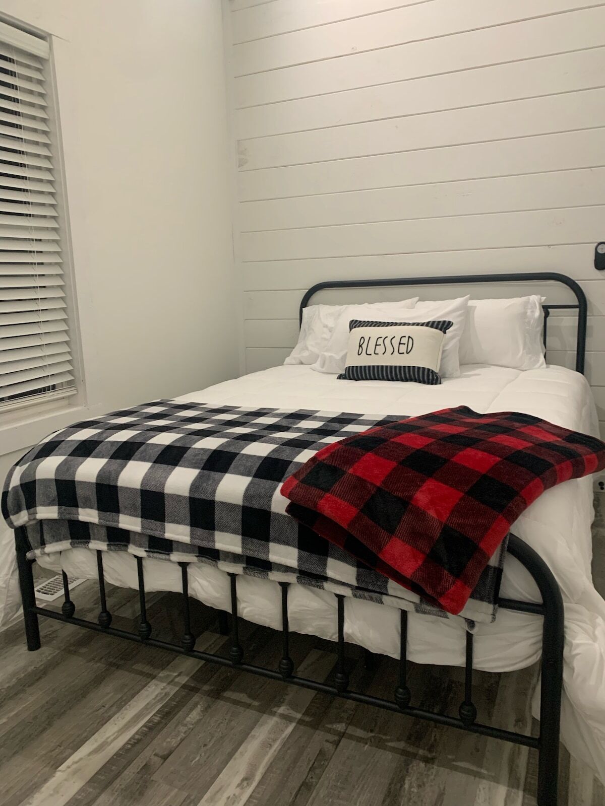 2 habitaciones, tabla de planchar con plancha y wifi gratis 