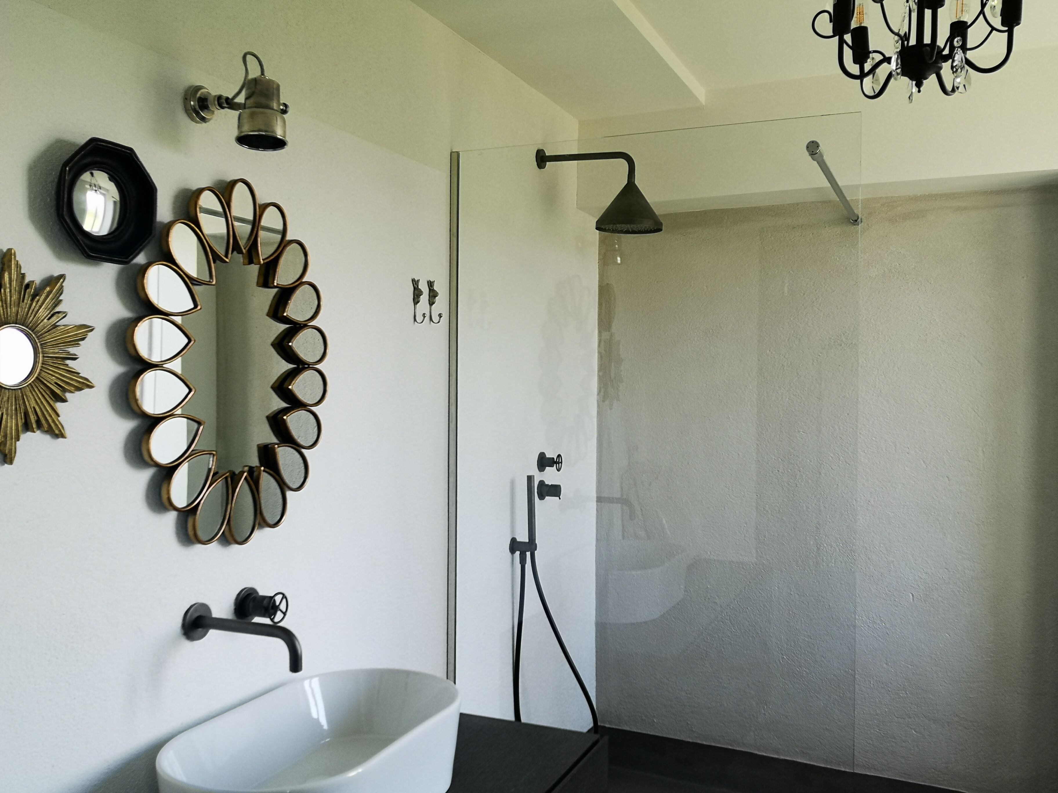 Chambre Majestueuse | Salle de bain | Douche, articles de toilette gratuits, sèche-cheveux, peignoirs