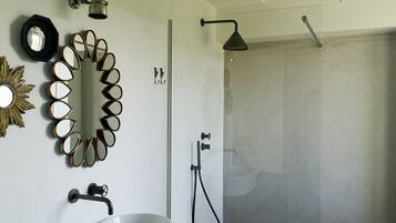 Chambre Majestueuse | Salle de bain | Douche, articles de toilette gratuits, sèche-cheveux, peignoirs