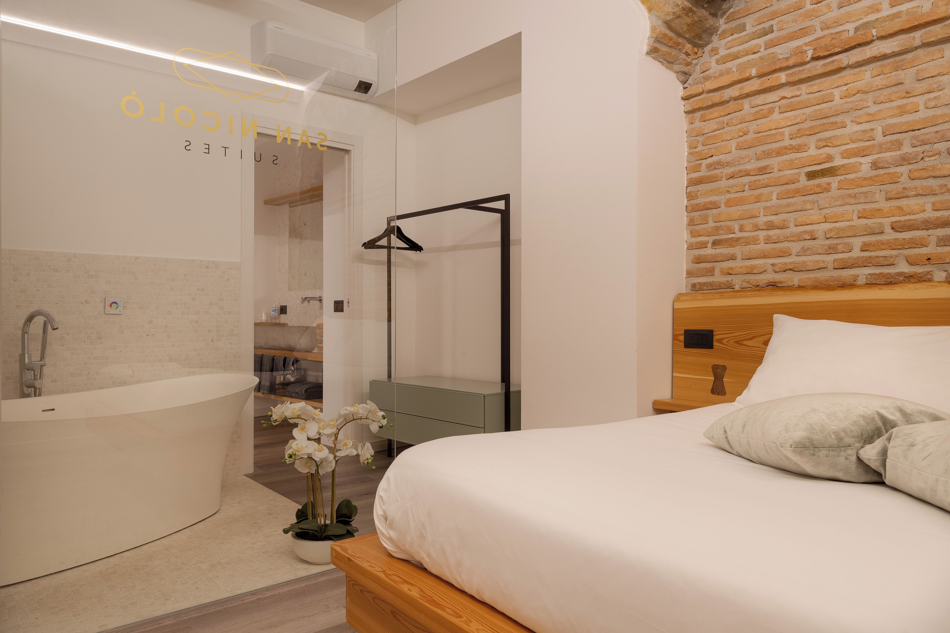 Romantische Suite, Whirlpool | Zimmersafe, Verdunkelungsvorhänge, Bügeleisen/Bügelbrett