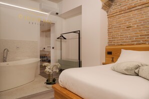 Romantic Suite, Jetted Tub | In-room safe, blackout drapes, iron/ironing board, free WiFi - San Nicolò Suites (Trieste)
