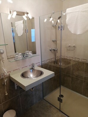 Comfort Double Room | Bathroom | Shower, rainfall showerhead, free toiletries, hair dryer