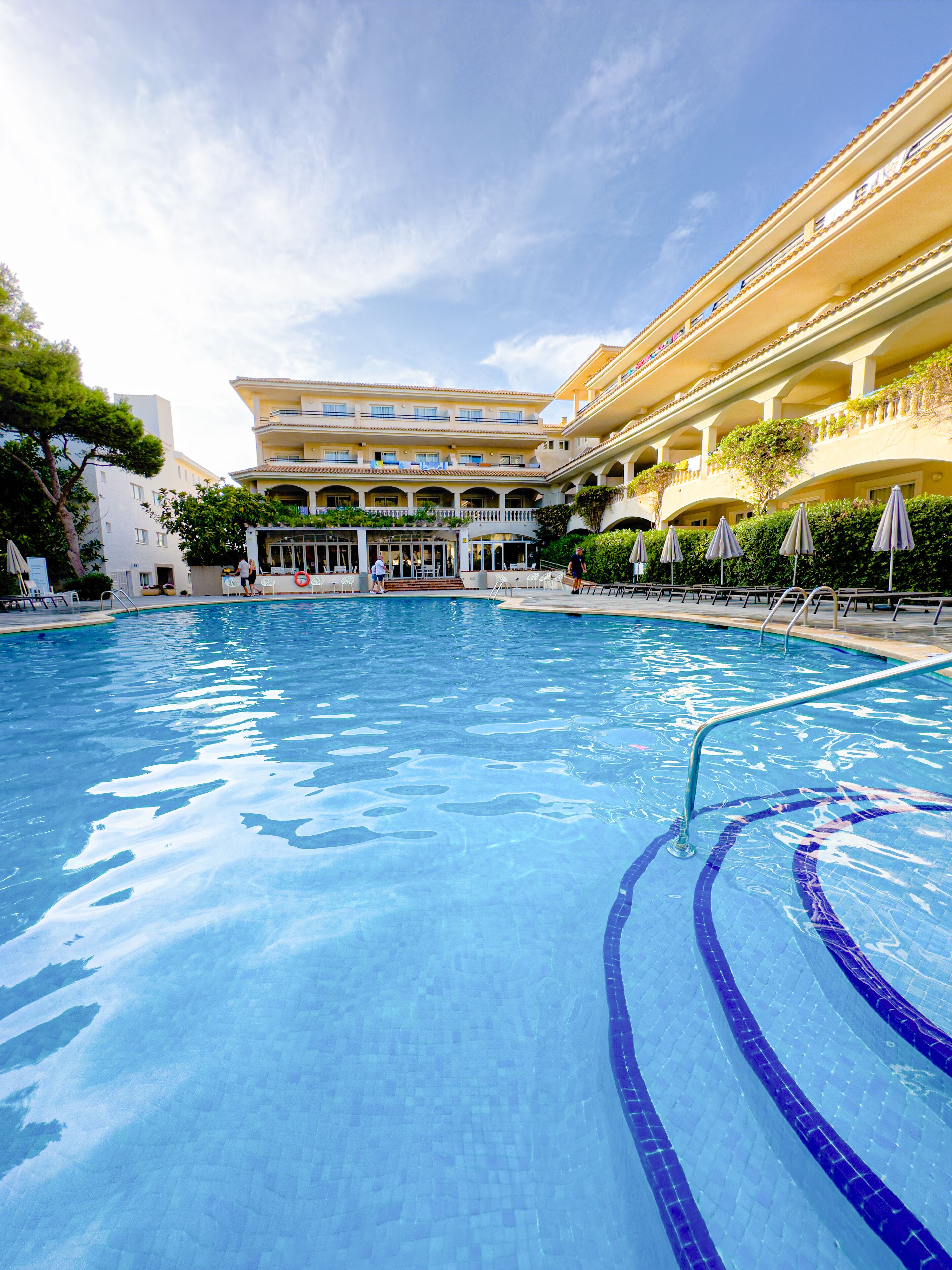 Een binnenzwembad en een seizoensgebonden buitenzwembad