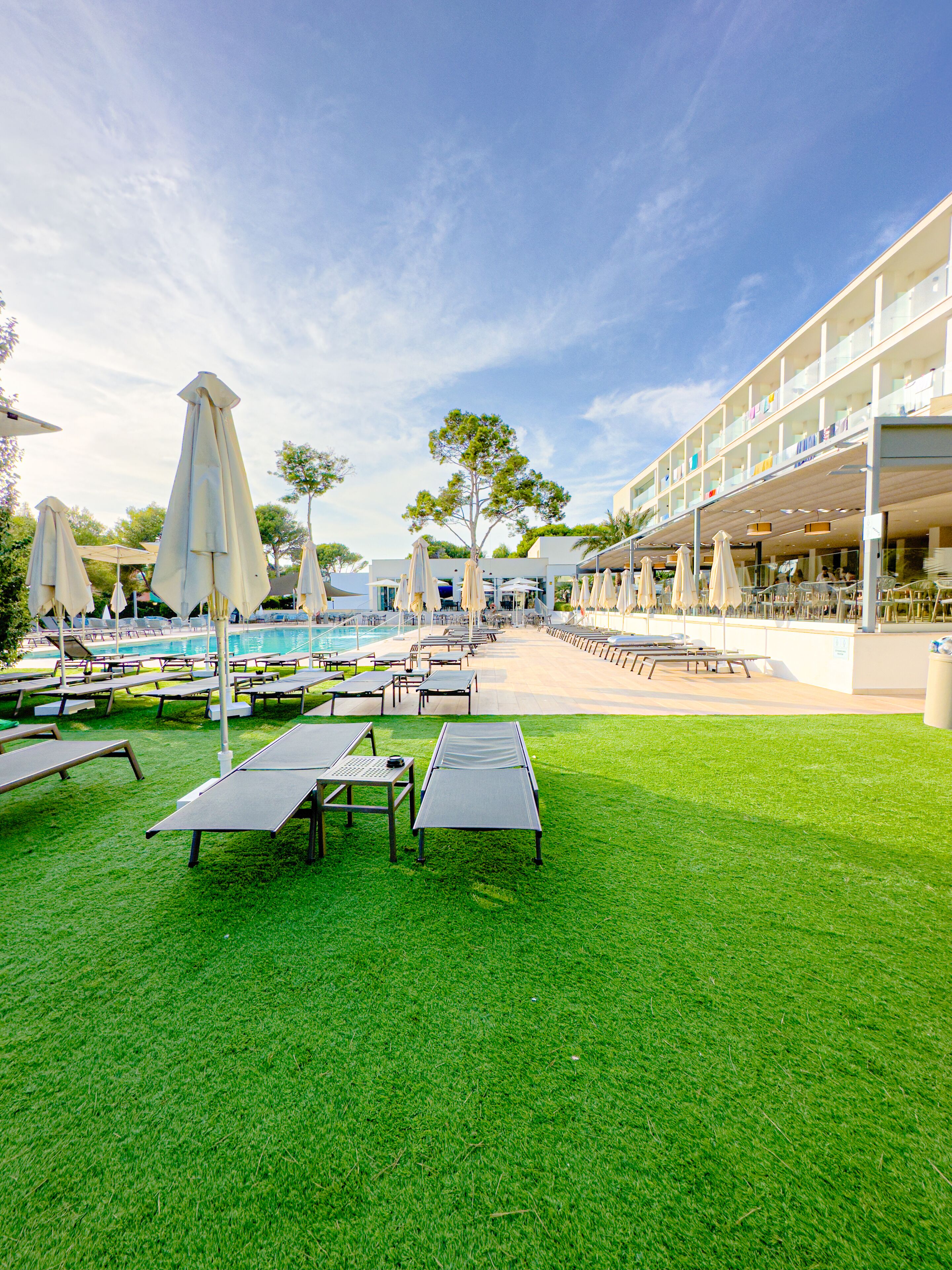 Een binnenzwembad, een seizoensgebonden buitenzwembad